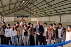 uczniowie i starosta na lodowisku