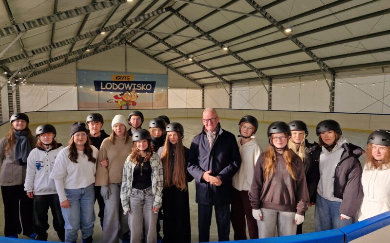 uczniowie i starosta na lodowisku