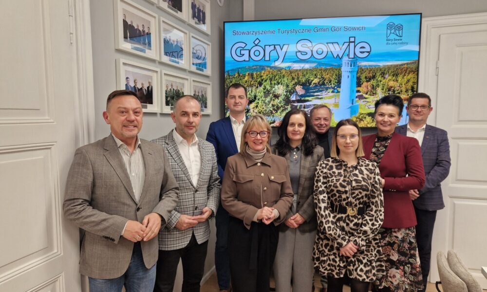 przedstawiciele stowarzyszenia pod ekranem wspólne zdjęcie