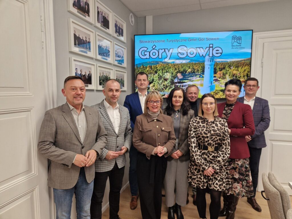 przedstawiciele stowarzyszenia pod ekranem wspólne zdjęcie