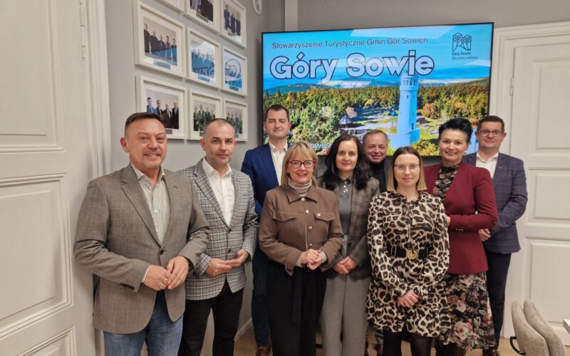 przedstawiciele stowarzyszenia pod ekranem wspólne zdjęcie