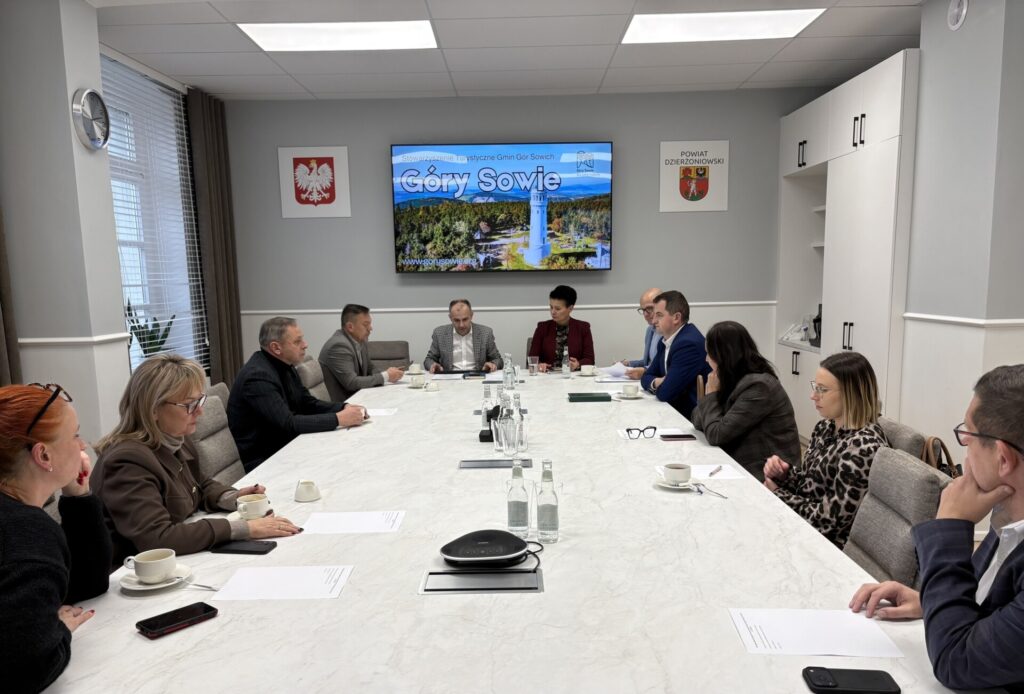 zarząd stowarzyszenia na sali narad przy stole