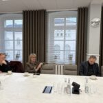 zarząd stowarzyszenia na sali narad przy stole