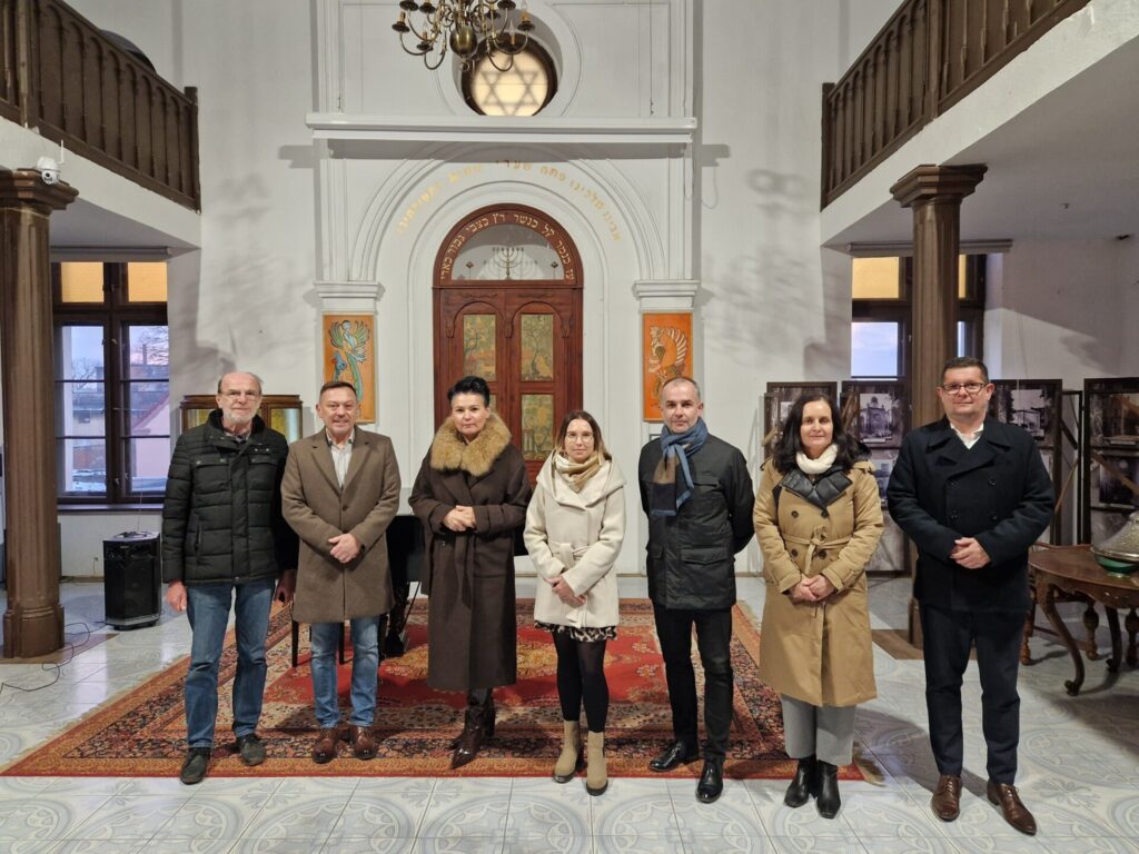 wspólne zdjęcie podczas zwiedzania synagogi