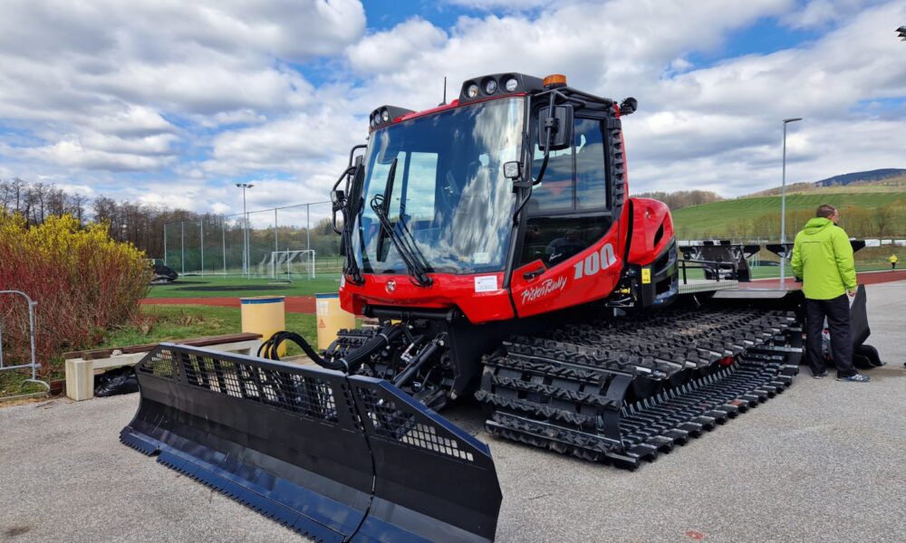 ratrak na asfaltowym placu