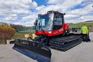 ratrak na asfaltowym placu