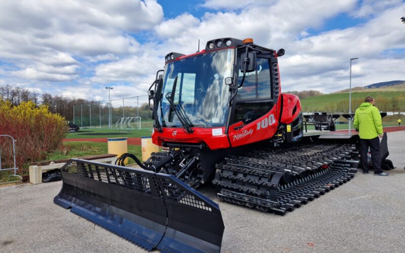 ratrak na asfaltowym placu