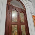 drzwi w synagodze z napisami