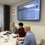 zarząd stowarzyszenia na sali narad przy stole