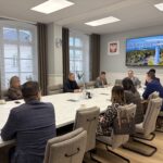 zarząd stowarzyszenia na sali narad przy stole