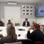 zarząd stowarzyszenia na sali narad przy stole