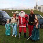 uczestnicy ze świętym mikołajem