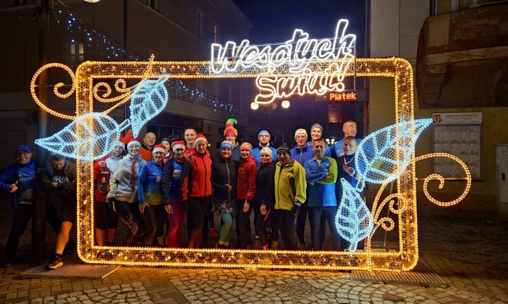 uczestnicy konwoju przy oświetlonej ramie w dzierżoniowie