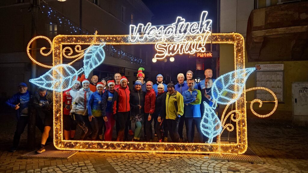 uczestnicy konwoju przy oświetlonej ramie w dzierżoniowie