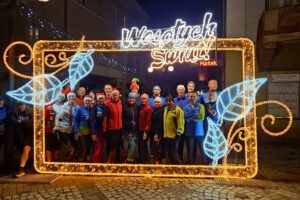 uczestnicy konwoju przy oświetlonej ramie w dzierżoniowie