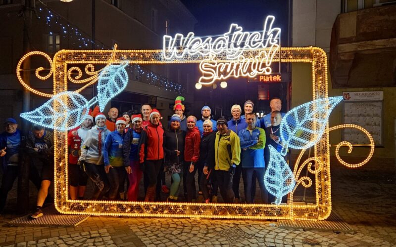 uczestnicy konwoju przy oświetlonej ramie w dzierżoniowie