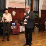 starosta trzyma Betlejemskie Światło Pokoju 1