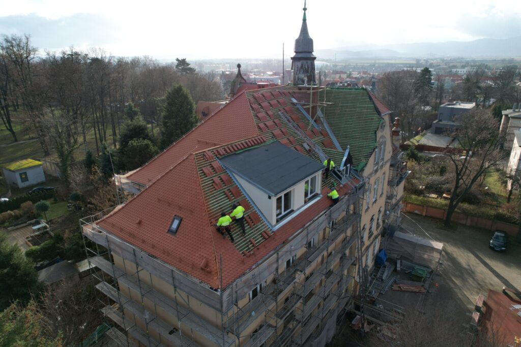 widok na dach budynku ZS nr 1