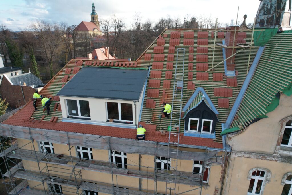 widok na prace na dachu budynku ZS nr 1