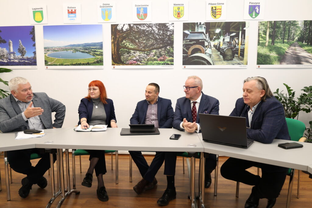 starosta wraz z radnymi z Bielawy podczas spotkania