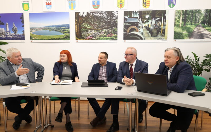 starosta wraz z radnymi z Bielawy podczas spotkania