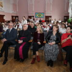 na widowni od lewej: starosta Grzegorz Kosowski, ksiądz, sekretarz Izabela Szygudzińska, przewodnicząca Komisji Edukacji i Kultury Iwona Cegiełka, dyrektor Wydziału Edukacji Alicja Hromada