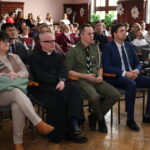 widok na widownie, od lewej: wiceprzewodnicząca Rady Powiatu Dzierżoniowskiego Grażyna Król, ksiądz, komendant Tomasz Tkacz, przewodniczący Rady Miejskiej w Piławie Górnej Dariusz Madejski