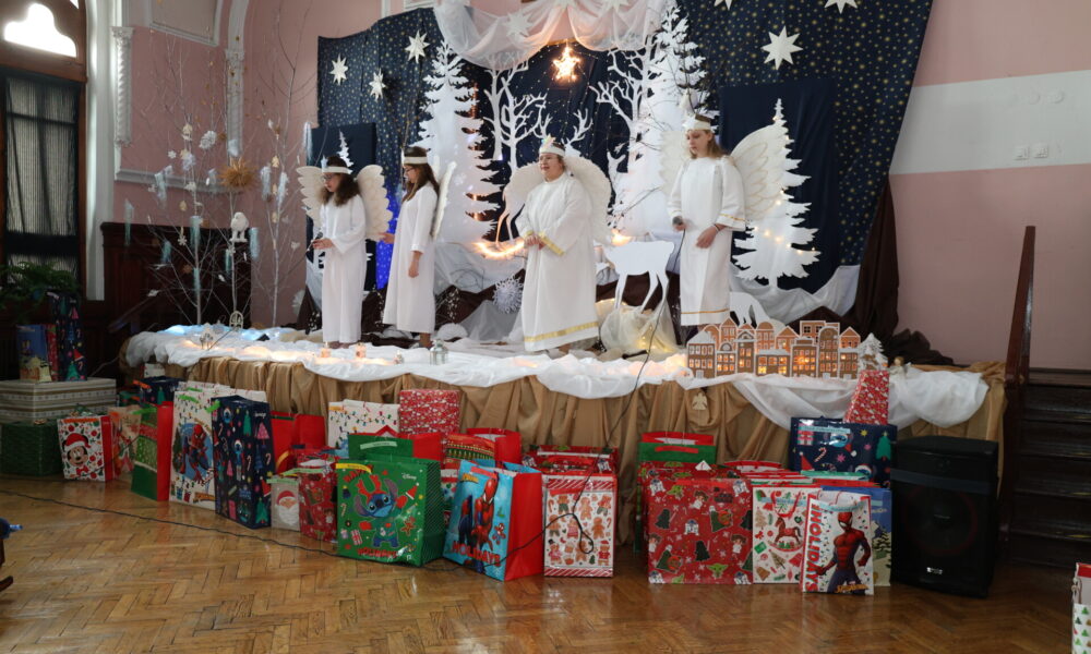 występ dzieci w przebraniach aniołków 1