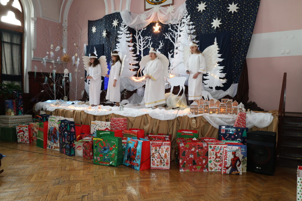 występ dzieci w przebraniach aniołków 1