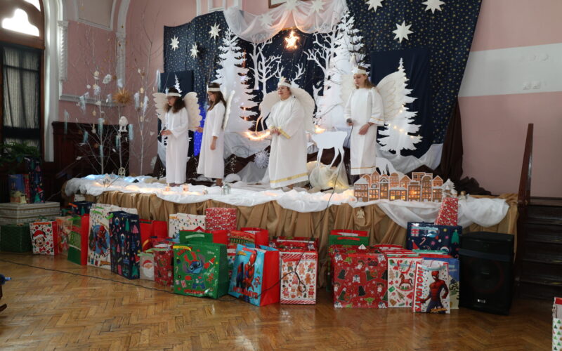 występ dzieci w przebraniach aniołków 1