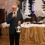 starosta trzyma Betlejemskie Światło Pokoju 2