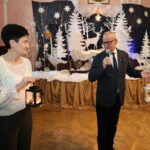 starosta Grzegorz Kosowski i dyrektor specjalnego ośrodka w Piławie Górnej Teresa Budzyk trzymają Betlejemskie Światło Pokoju