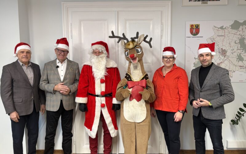 Święty Mikołaj ze starostą, wicestarostą i członkami rady