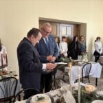 Starosta i dyrektor zs2 przy stole konkursowym