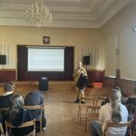 uczniowie podczas szkolenia, przedstawiciel straży pożarnej prowadzi szkolenie przy tablicy