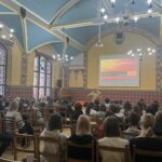 uczniowie podczas szkolenia, przedstawiciel straży pożarnej prowadzi szkolenie przy tablicy