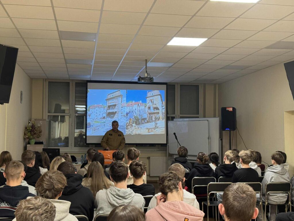 uczniowie podczas szkolenia, przedstawiciel straży pożarnej prowadzi szkolenie przy tablicy