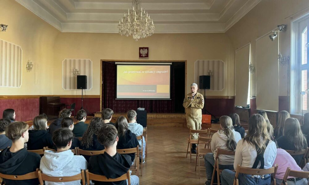 uczniowie podczas szkolenia, przedstawiciel straży pożarnej prowadzi szkolenie przy tablicy