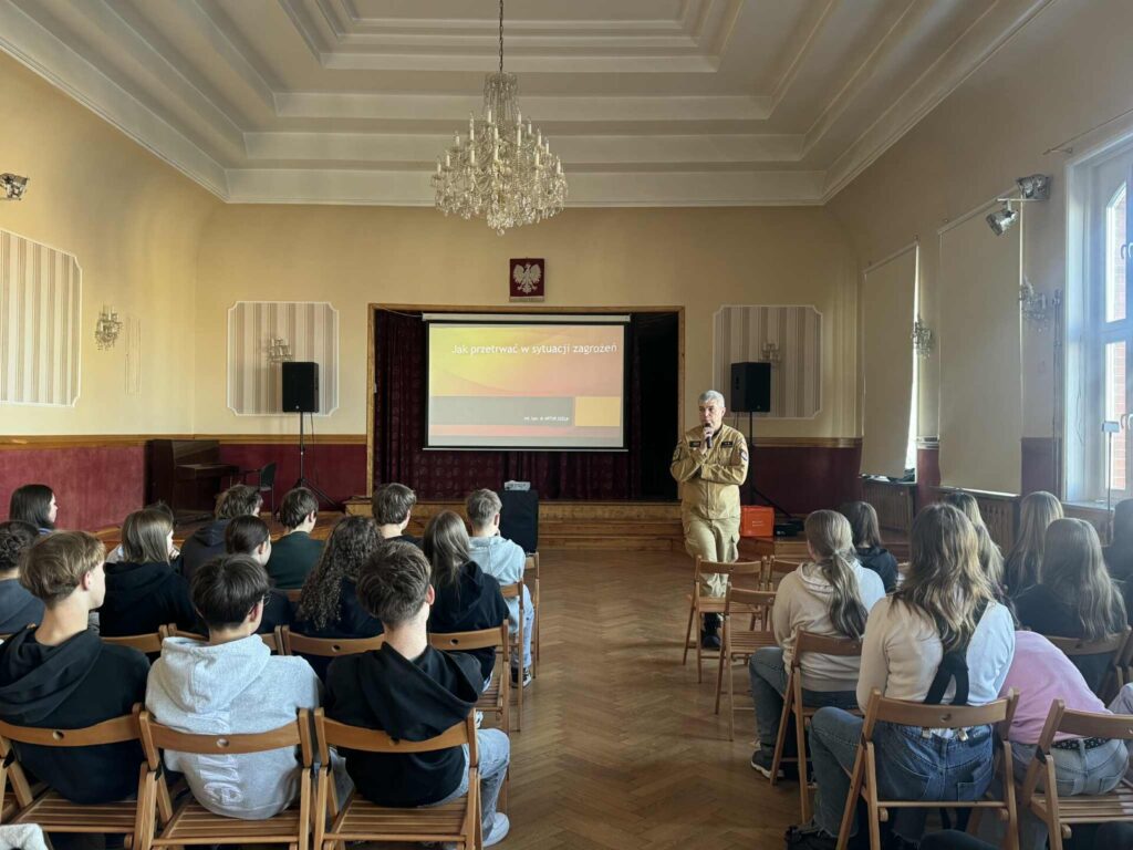 uczniowie podczas szkolenia, przedstawiciel straży pożarnej prowadzi szkolenie przy tablicy