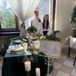 uczennice przy stole konkursowym 2