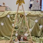 drewniana choinka z zawieszonymi ozdobami