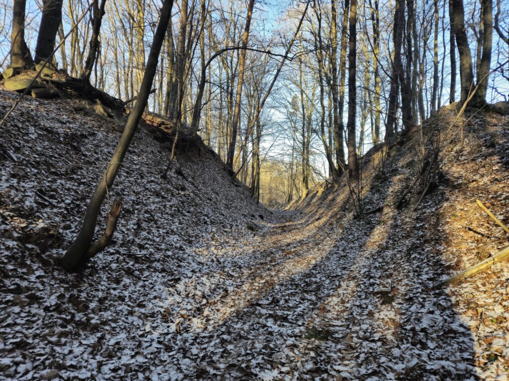 droga w wąwozie prowadząca do wyrobiska kolec