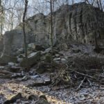 widok z bliska na przód wyrobiska ze skałami