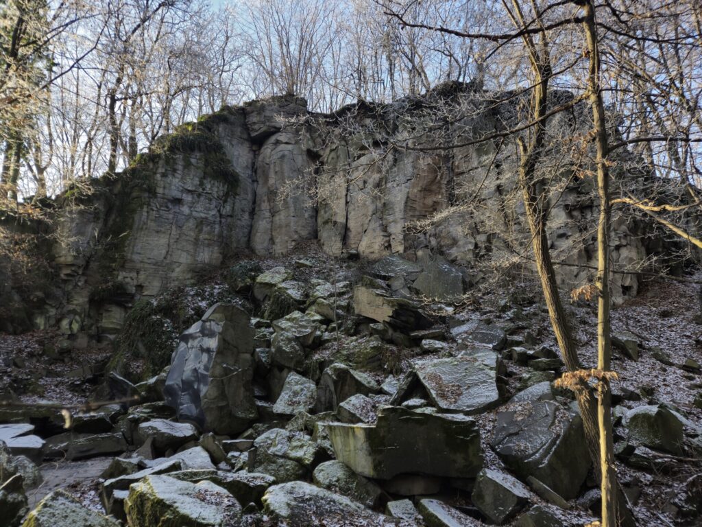 widok z bliska na skały i całe wyrobisko