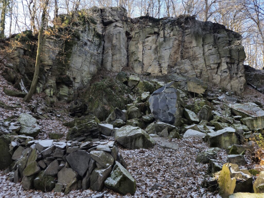 widok na całość wyrobiska, od frontu wyrzeźbiony kamień