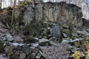 widok na całość wyrobiska, od frontu wyrzeźbiony kamień