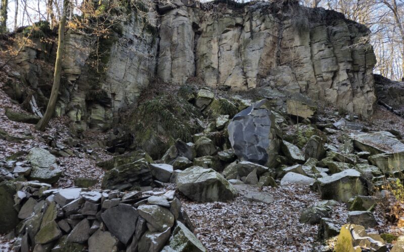 widok na całość wyrobiska, od frontu wyrzeźbiony kamień