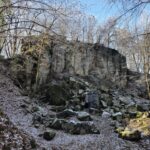 widok od boku na całe wyrobisko skalne na wzgórzu kolec