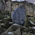 widok na wyszlifowany czarny kamień, pod spodem podpis: przyszłości