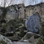 widok na wyszlifowany czarny kamień, pod spodem podpis: przyszłości, w tle wyrobisko